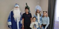 В рамках Всероссийской акции «Полицейский Дед Мороз» сотрудники полиции совместно с представителем Общественного совета при отделе МВД России по Татищевскому району поздравили детей участника СВО - Татищевский район